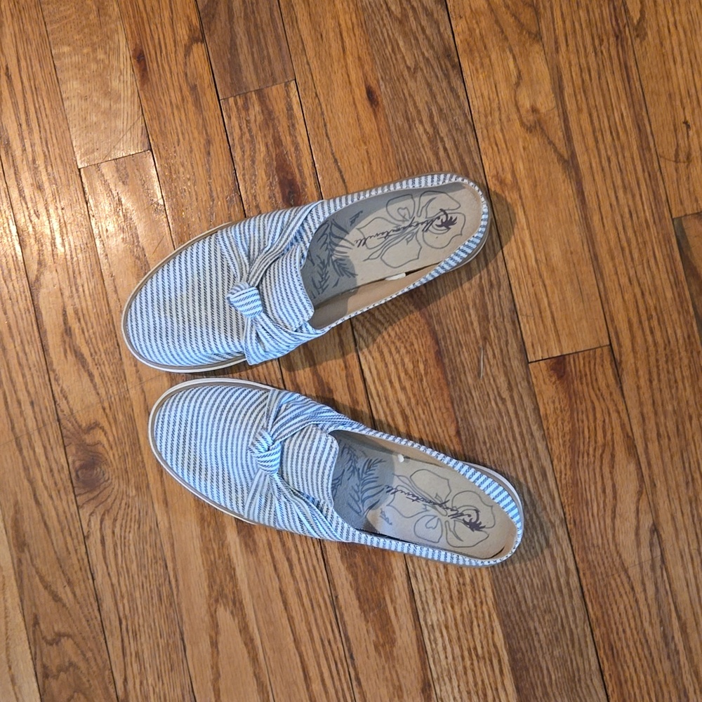 Women's Margaritaville knotted striped slipper. Size 8.5